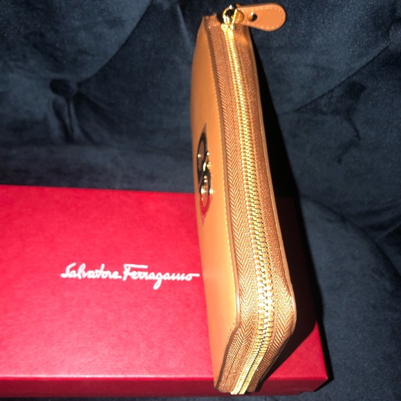 New Salvatore Ferragamo Giancini Wallet - Picture 4 of 10